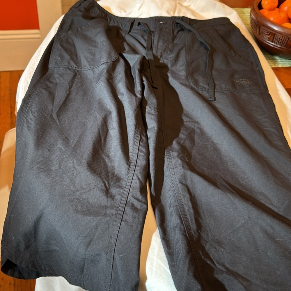 Black North Face Capri Pants Size 10 NWT 2 side, 2 back pockets. Rib-stop mat.